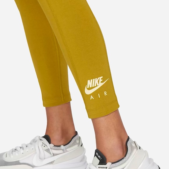 Nike Air
Women's High-Waisted Graphic Leggings - Picture 3 of 6